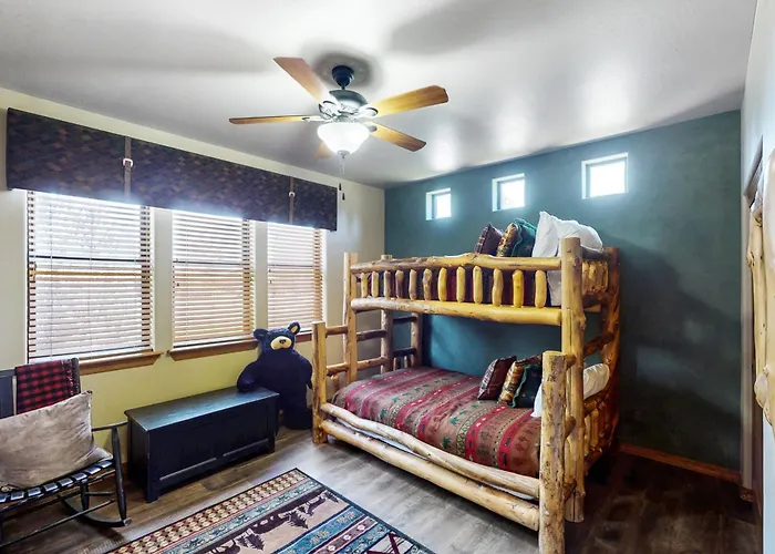 Golf, Trails & Lakes! Show W/ Bonus Holiday home *