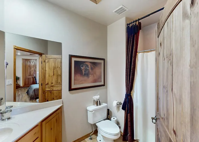 Golf, Trails & Lakes! Show W/ Bonus Holiday home *