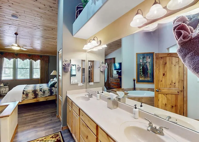 Golf, Trails & Lakes! Show W/ Bonus Holiday home *